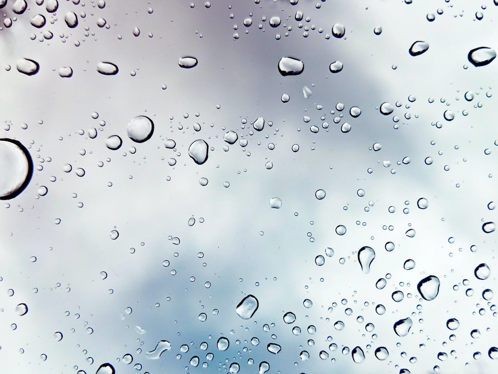 image de goutelettes d'eau contre une parroie en verre